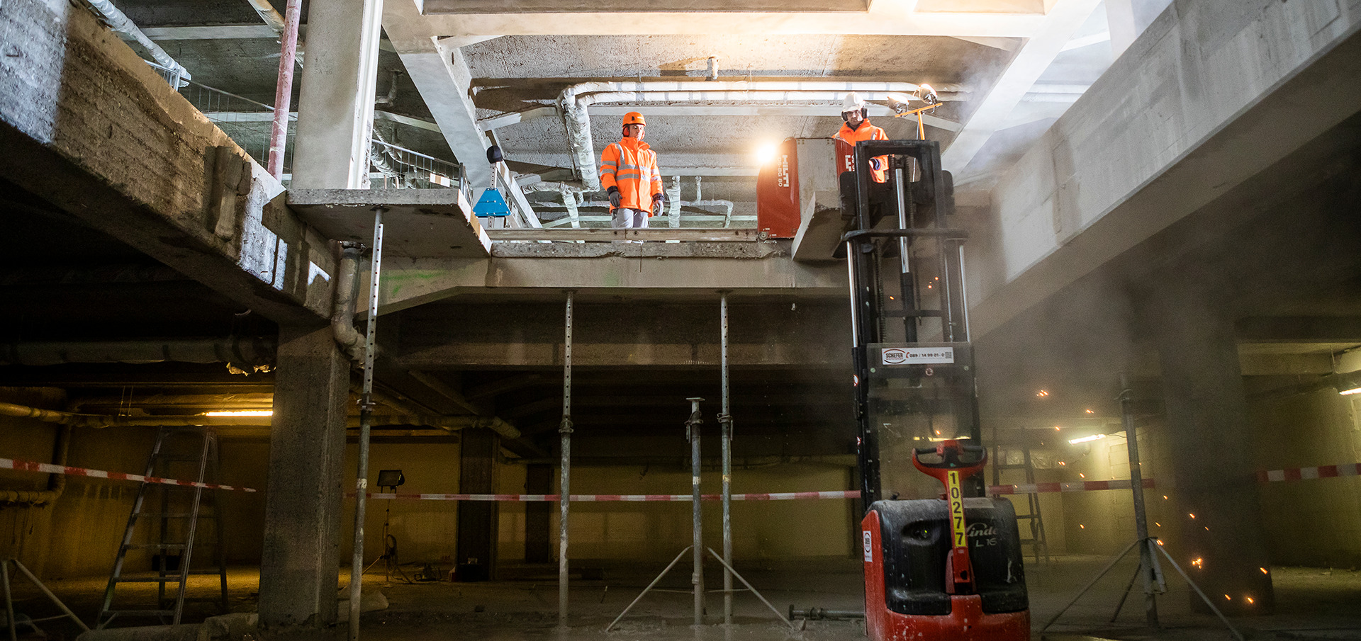 Koop Diamanttechnik-Mitarbeiter arbeiten am Deckenrückbau in einer Tiefgarage.